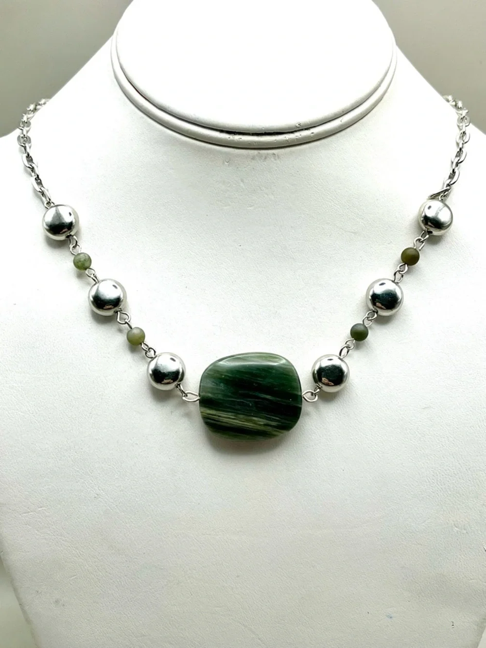 Green Serpentine Stone Necklace Silver Tone Beaded Statement Chain Boho Gems